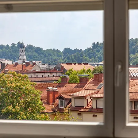 Luxe Penthouse With A Castle View *