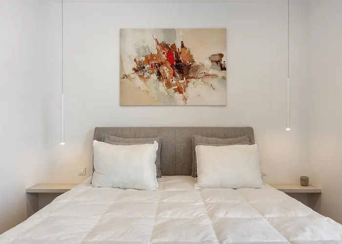 Luxe Penthouse With A Castle View 아파트