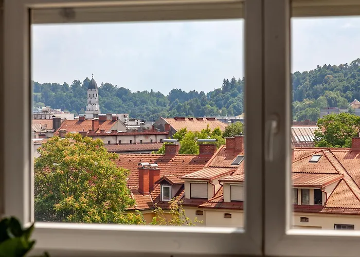 Luxe Penthouse With A Castle View *