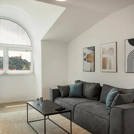 Luxe Penthouse With A Castle View *